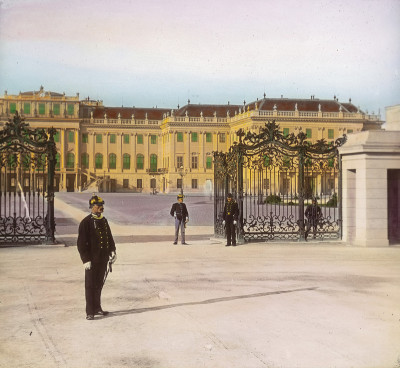 Eingang zum Ehrenhof des Schlosses Schönbrunn, © IMAGNO/Öst. Volkshochschularchiv