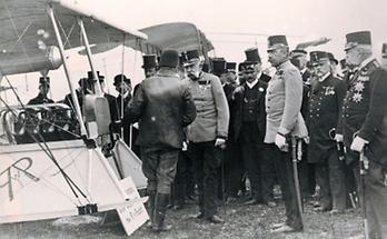 Franz Joseph I. mit dem Piloten einer Etrich-Taube