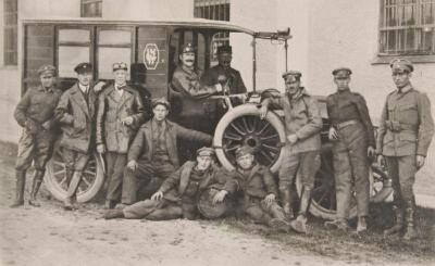 Männer mit Automobil, © IMAGNO/Austrian Archives