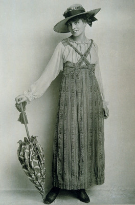 Mode-Photographie mit Trägerrock und Schirm, © IMAGNO/Austrian Archives