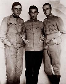 Egon Schiele mit zwei Kriegskameraden