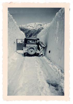 Auto zwischen 3 Meter hohen Schneewächten, © IMAGNO/Skrein Photo Collection