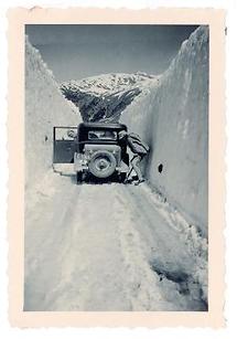 Auto zwischen 3 Meter hohen Schneewächten