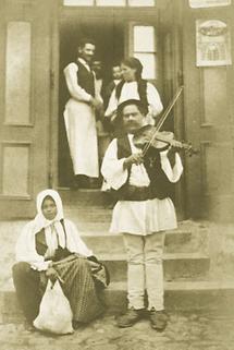 Zigeunermusiker vor einer Schenke