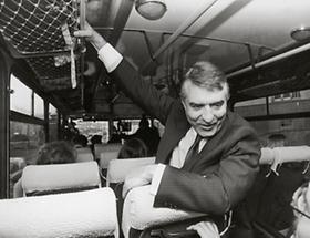 Helmut Zilk in einem Bus
