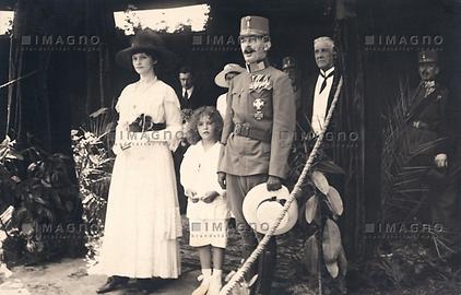 Kaiser Karl mit seiner Frau Zita und seinem Sohn Otto. Photographie 16. Juli 1918.