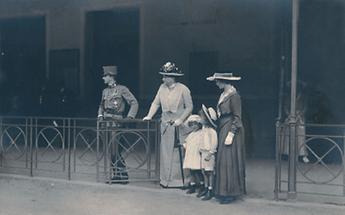 Kaiser Karl mit seiner Frau Zita und zwei seiner Kinder