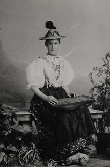 Mädchen mit Zither in Ausseer Tracht