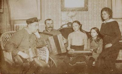 Familie mit Musikinstrumenten, © IMAGNO/Austrian Archives