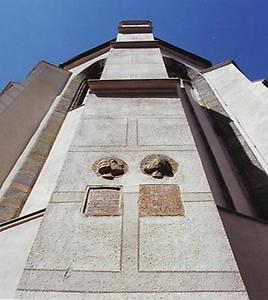 Bildrelief von Christoph Schintelegger am Glockenturm der, Stadtpfarrkirche. - Er war der erste Stadtschreiber von Bruck.