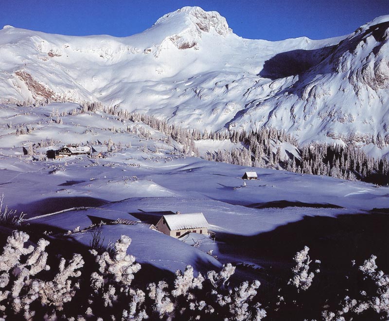 Sonnschienalm mit Ebenstein im Winter