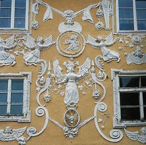 Haus zum Hl. Geist, 1595 erbaut, mit einer reich verzierten Rokokofassade (17. Jh.), die die Erdteile darstellt.