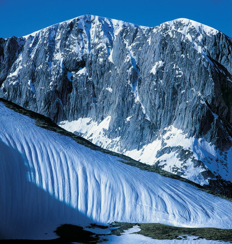 Wand aus Fels und Schnee