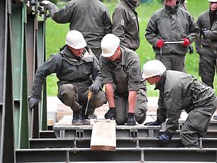 Pioniere errichten eine Bailey Brücke