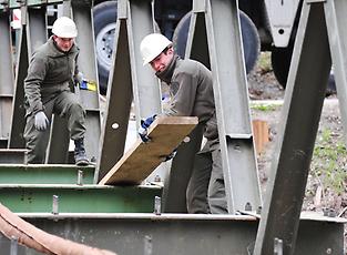 Pioniere errichten eine Bailey Brücke