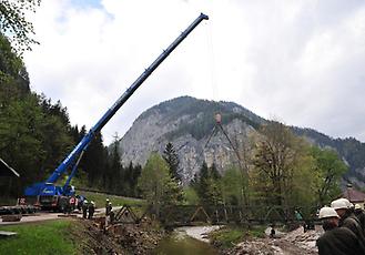 Pioniere errichten eine Bailey Brücke