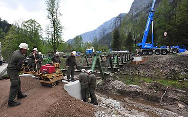 Pioniere errichten eine Bailey Brücke