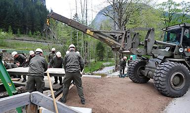 Pioniere errichten eine Bailey Brücke