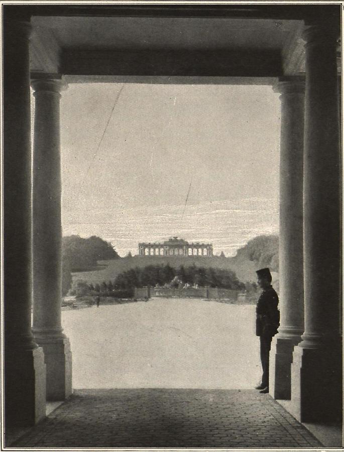 Illustration Blick auf die Gloriette von der Torhalle des Schönbrunner Schlosses