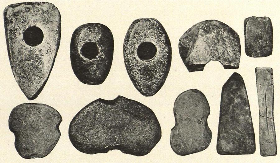 Illustration Werkzeuge der jüngeren Steinzeit aus neolithischen Wohnstätten bei Troppau. Nach M Hoernes: 'Natur- und Urgeschichte des Menschen'