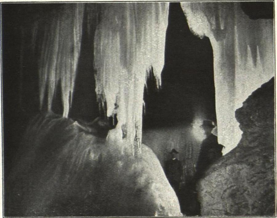 Illustration Dachstein-Riesenhöhle: Im Eispalaste: Säulentor