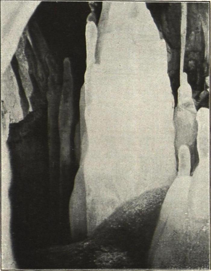 Illustration Dachstein-RiesenhShle Die Leuchter in der Gralsbug