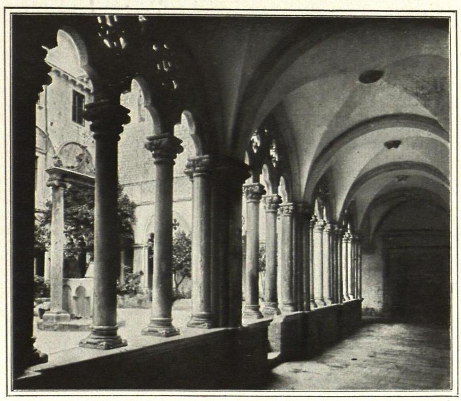 Illustration Ragusa: Kreuzgang mit Brunnen im Dominikanerkloster