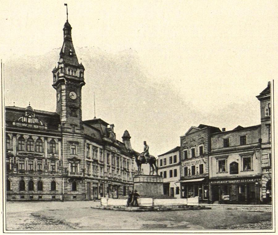 Illustration Jägerndorf: Stadthaus und Sparkasse mit Kaiser Franz-Josef-Denkmal