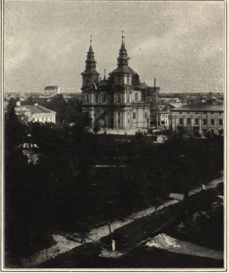 Illustration Tarnopol: Sobieskiplatz mit der barocken Dominikanerkirche