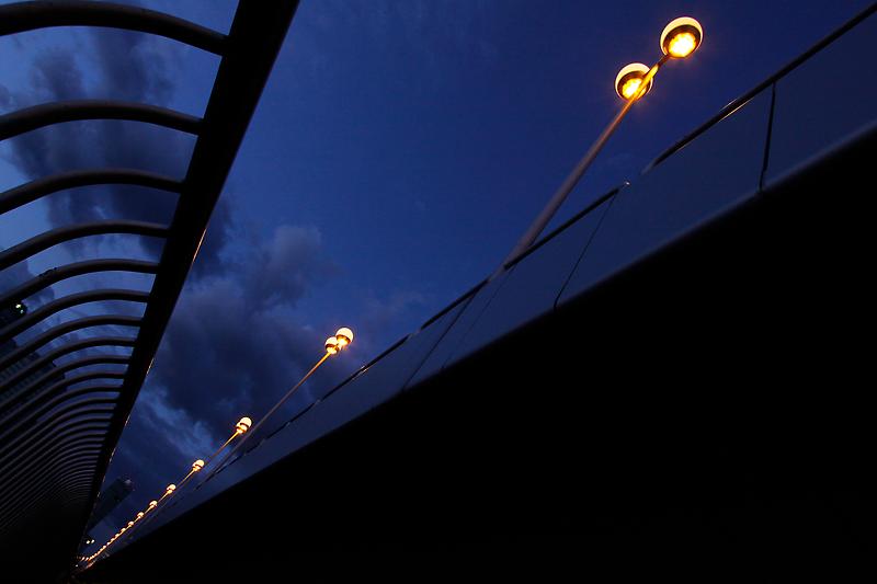 Brücke, Lichter hohe Häuser