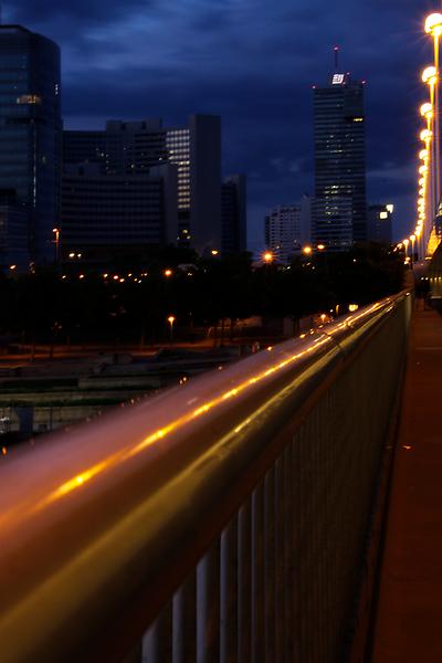 Brücke, Lichter hohe Häuser