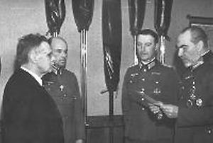 Gunther Burstyn (links, in Zivil) bei der Übergabe des Kriegsverdienstkreuzes durch GO Heinz Guderian, 1941, © Österreichisches Institut für Zeitgeschichte, Wien - Bildarchiv, für AEIOU