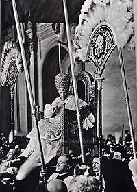 Pius XII. im Tragsessel\mit Pfauenwedeln - Quelle: http://upload.wikimedia.org/wikipedia/de/e/e8/Sedia-piusxii.jpg