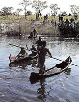 Eingeboren überqueren einen Fluß in Angola