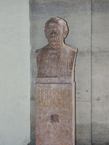 Denkmal von Josef Riedl, Universität Wien, Arkadenhof
