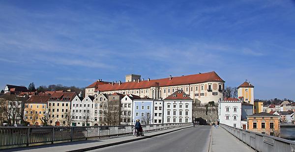 Zwischenbrücke und Schloss Lamberg
