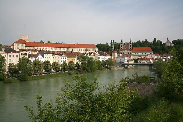 Blick auf den Ennskai, Schloss Lamberg und die Michaelerkirche