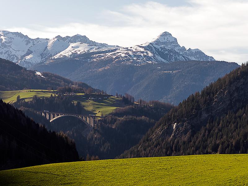 Berg und Brücke