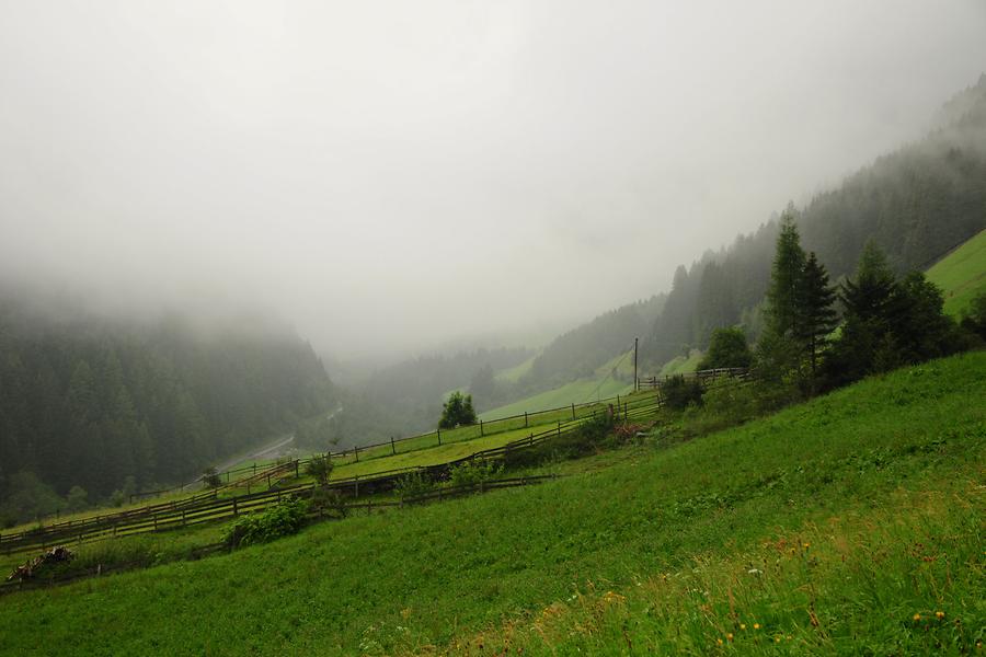 Von Nebel verhangenes Oberbergtal