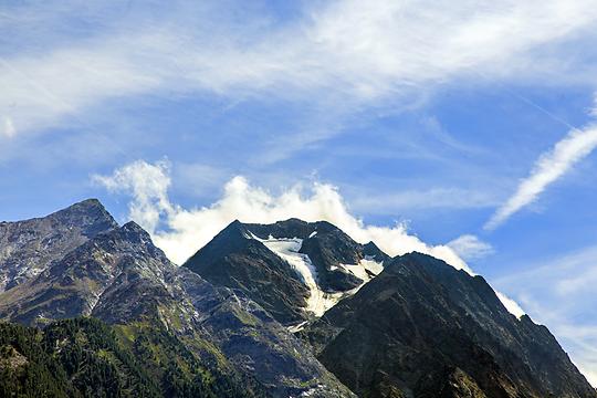 Wolken ziehen um den Gipfel