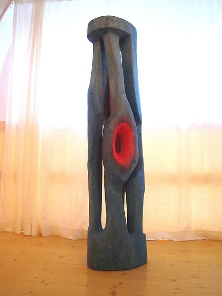'Farbiges Objekt' (1997) Lindenholz gebeizt; H: 145 cm, © miehnay