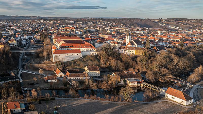 Vor der Festung fließt die Feistritz. rechts unten, zwischen Mauerwerk und Fluß, die Schalk-Mühle mit der Wehranlage. Links die schlanke Körösi-Brücke.