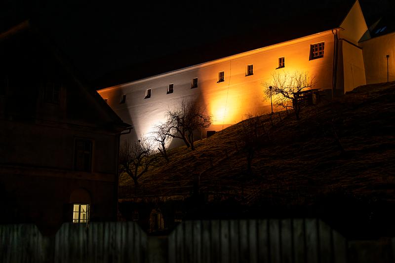 Im Gebäude auf der Stadtmauer, nahe einer Bastion, war vormals die Fürstenfelder Tabakfabrik eingerichtet. Links unten ein Haus aus dem Ensemble der Schalk-Mühle.)