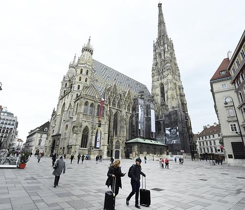 Der Stephansplatz in Wien ist seit Tagen so leer wie seit Jahren nicht mehr. Viele Touristen stornierten