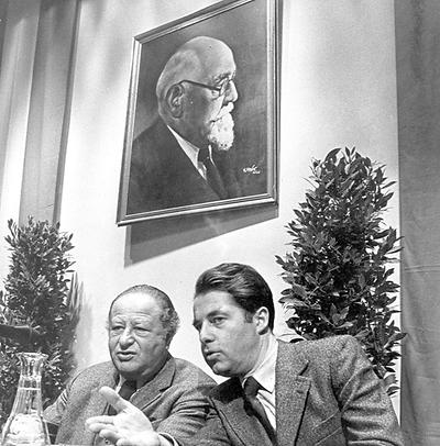 Vor 75 Jahren entstand unter Karl Renner (oben) die Zweite Republik. Vor 50 Jahren wurde Bruno Kreisky (links mit Heinz Fischer) Bundeskanzler