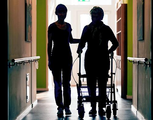 In Pflegeheimen bleiben Bewohner und Mitarbeiter vorerst unter sich