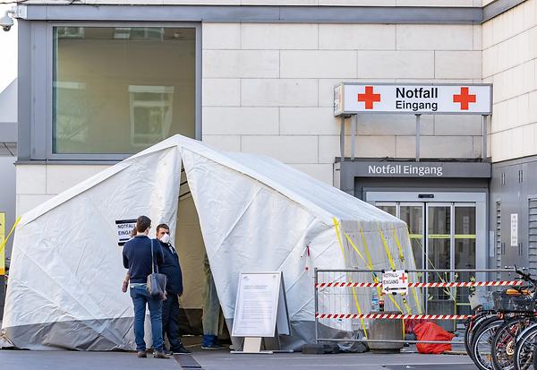 Der Notfalleingang der Innsbrucker Klinik. Tirol ist bisher das am stärksten betroffene Bundesland.