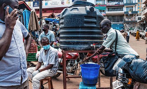 In Ugandas Hauptstadt Kampala muss man sich nun vor dem Betreten des Marktes die Hände waschen.