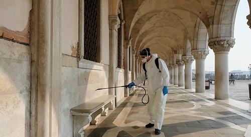 Sperrzone Italien: Desinfektion am Markusplatz in Venedig