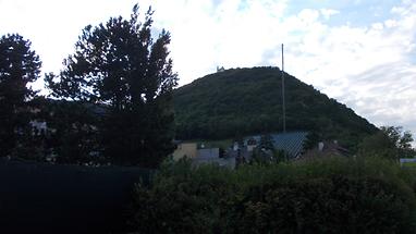 Blick zum Leopoldsberg, links hinter Bäume verdeckt der Kahlenberg